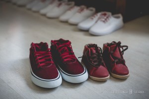 noivas casando de tênis