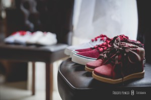 sapatos e tênis em casamentos