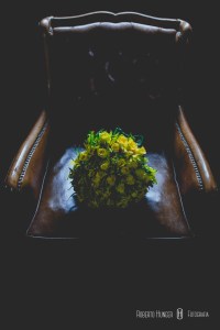 buquê de noivas em sofá antigo, cidade de monte verde