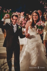 saida dos noivos, noivos saindo do casamento felizes e comemorando