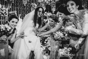 noiva e madrinhas com o nome na borda do vestido