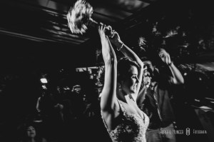 noiva jogando buquê em varginha