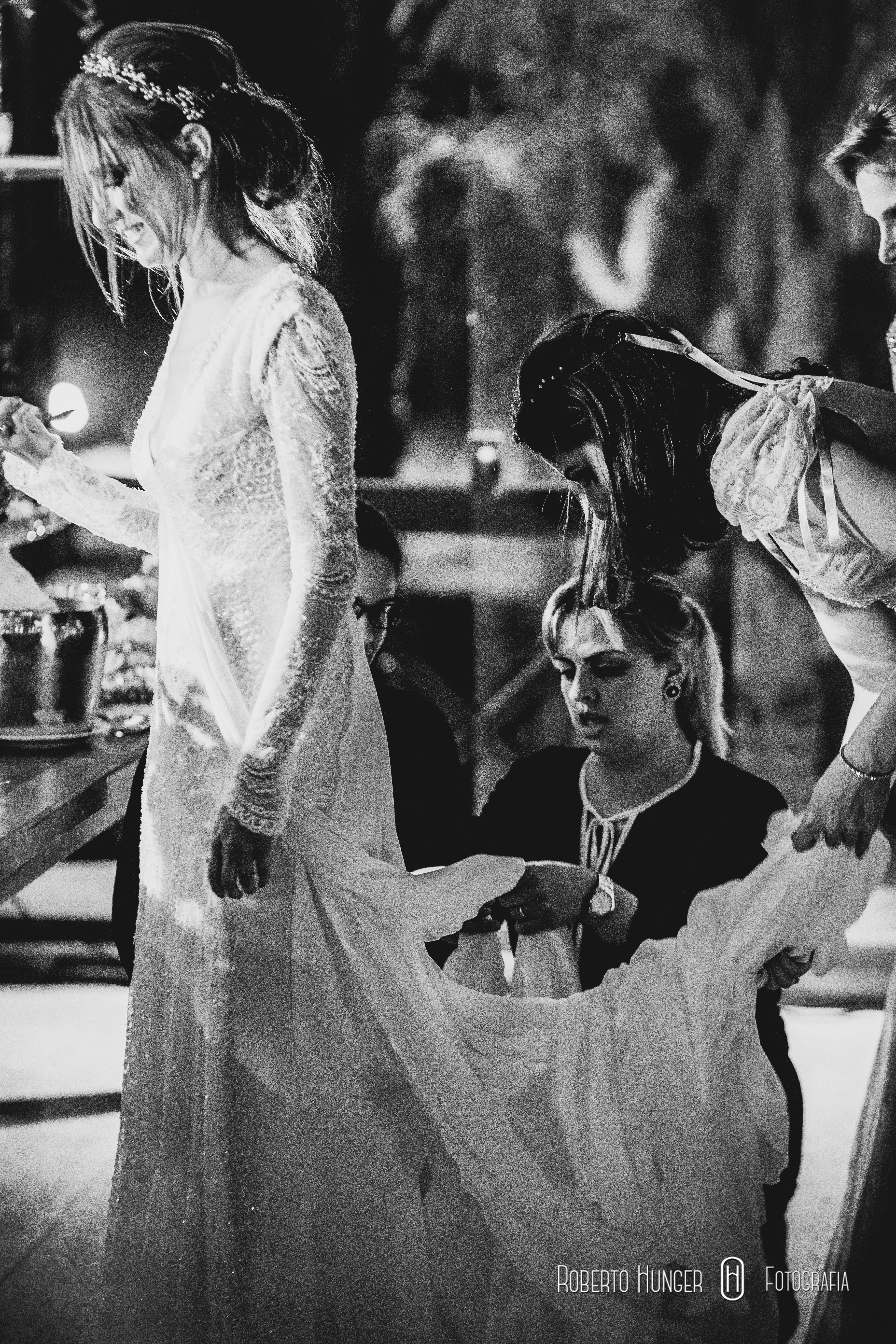 noivos felizes em casamento, álbuns de casamento importados, álbuns de luxo, melhores álbuns de casamento, fotografia profissional de casamento valores e orçamento ou proposta, melhores fotógrafos de casamento da região, foto de casamento em preto e branco