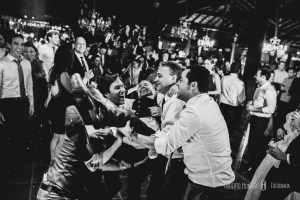 foto de noivo sendo jogado ao alto pelos padrinhos,