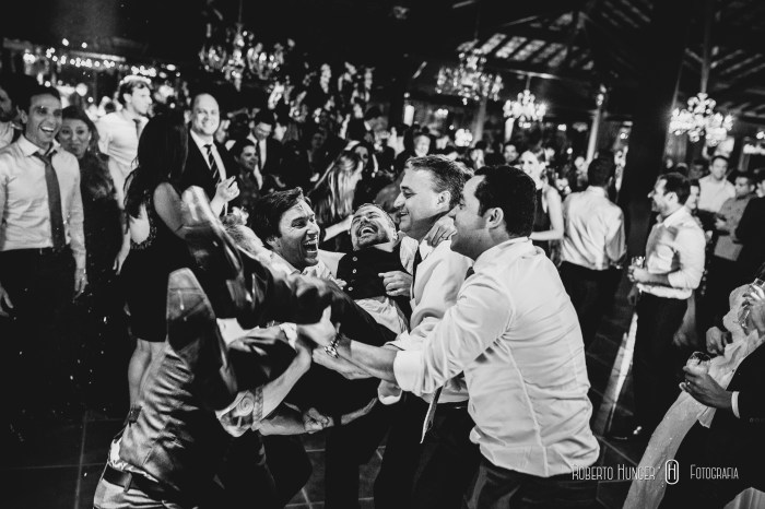 foto de noivo sendo jogado ao alto pelos padrinhos,