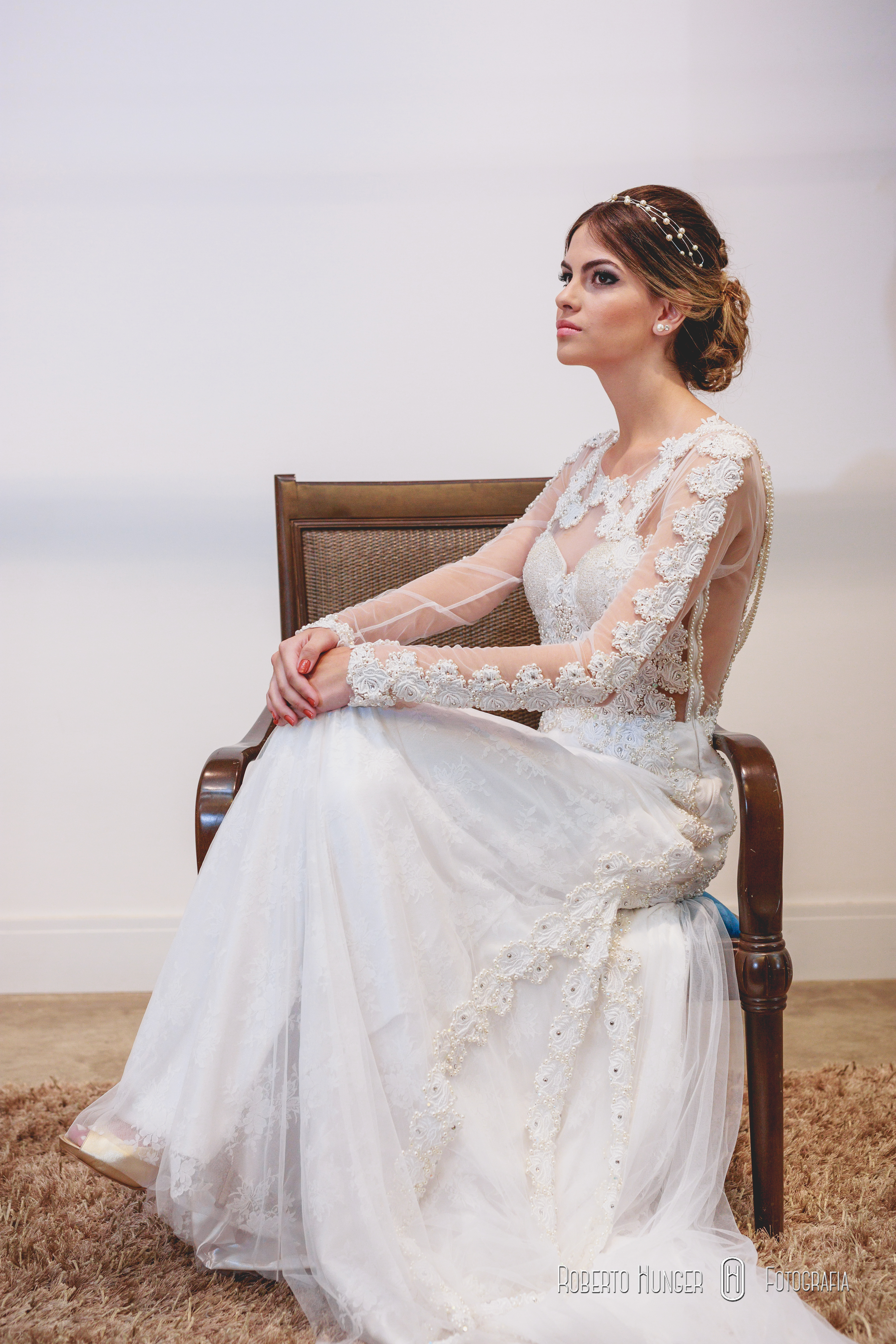 Hair: Diego Pereira; Make: Aryane Martins; Vestidos: Karech matrimonial. Acessórios: Fernando Nasser .