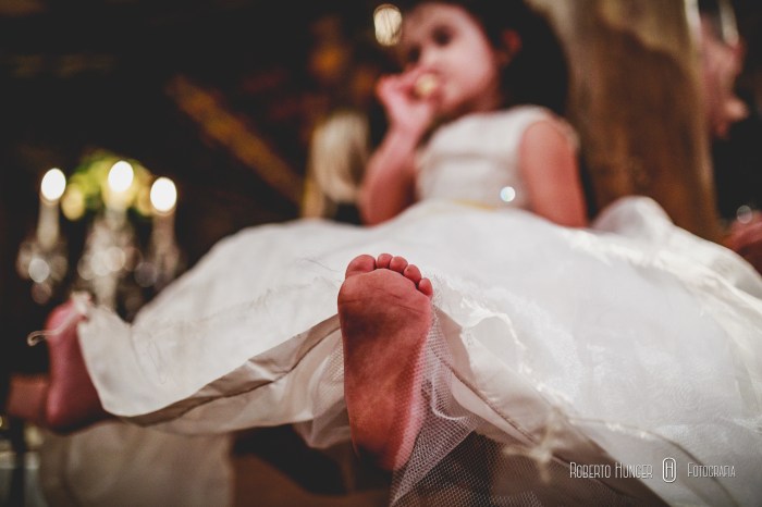 daminha com pezinhos sujos em foto de casamento