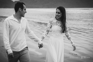 foto de ensaio pré wedding em praia, fotos de ensiaos de casal em ubatuba, paraty fotos de ensaios