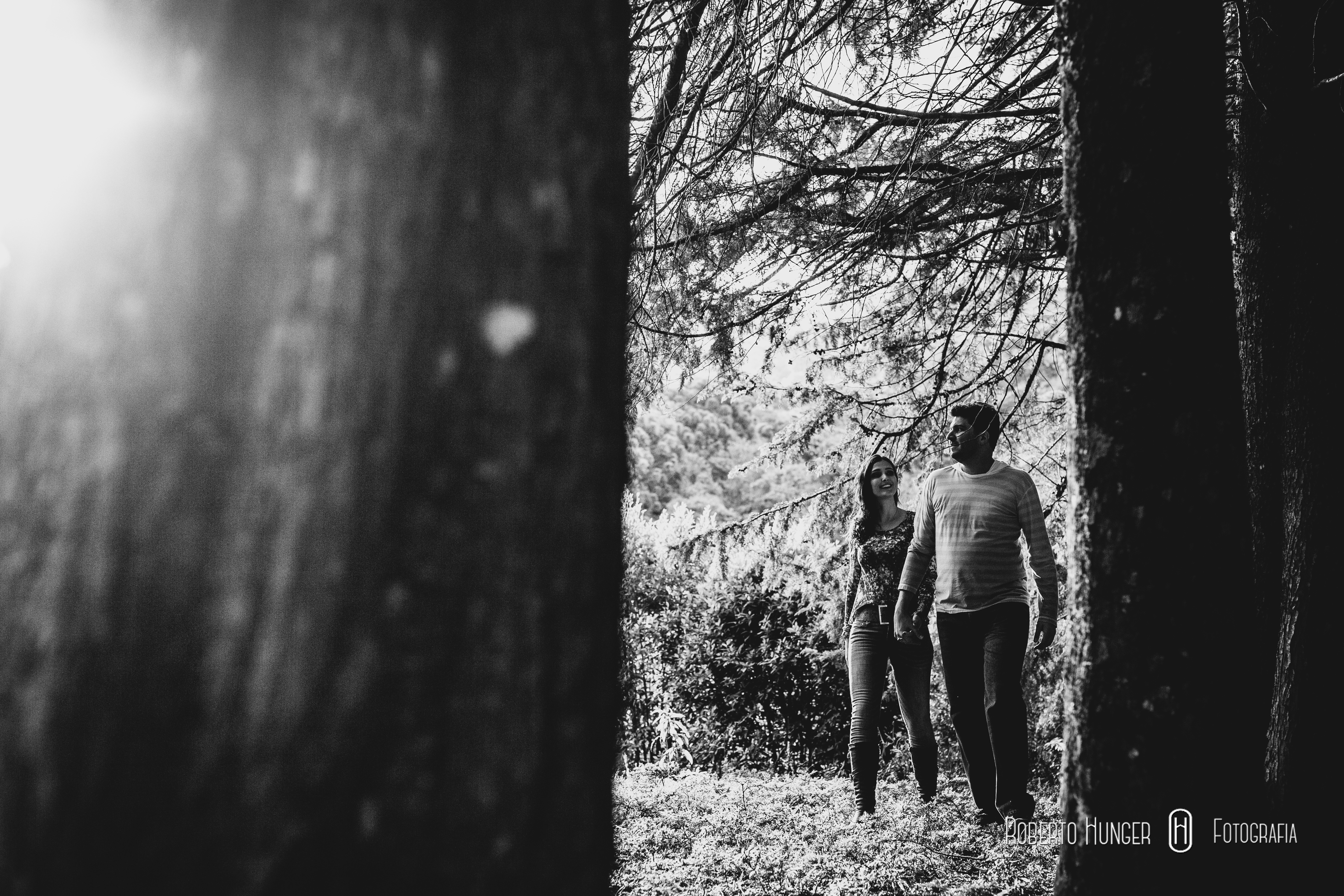 casal andando pela floresta em ensaio romântico