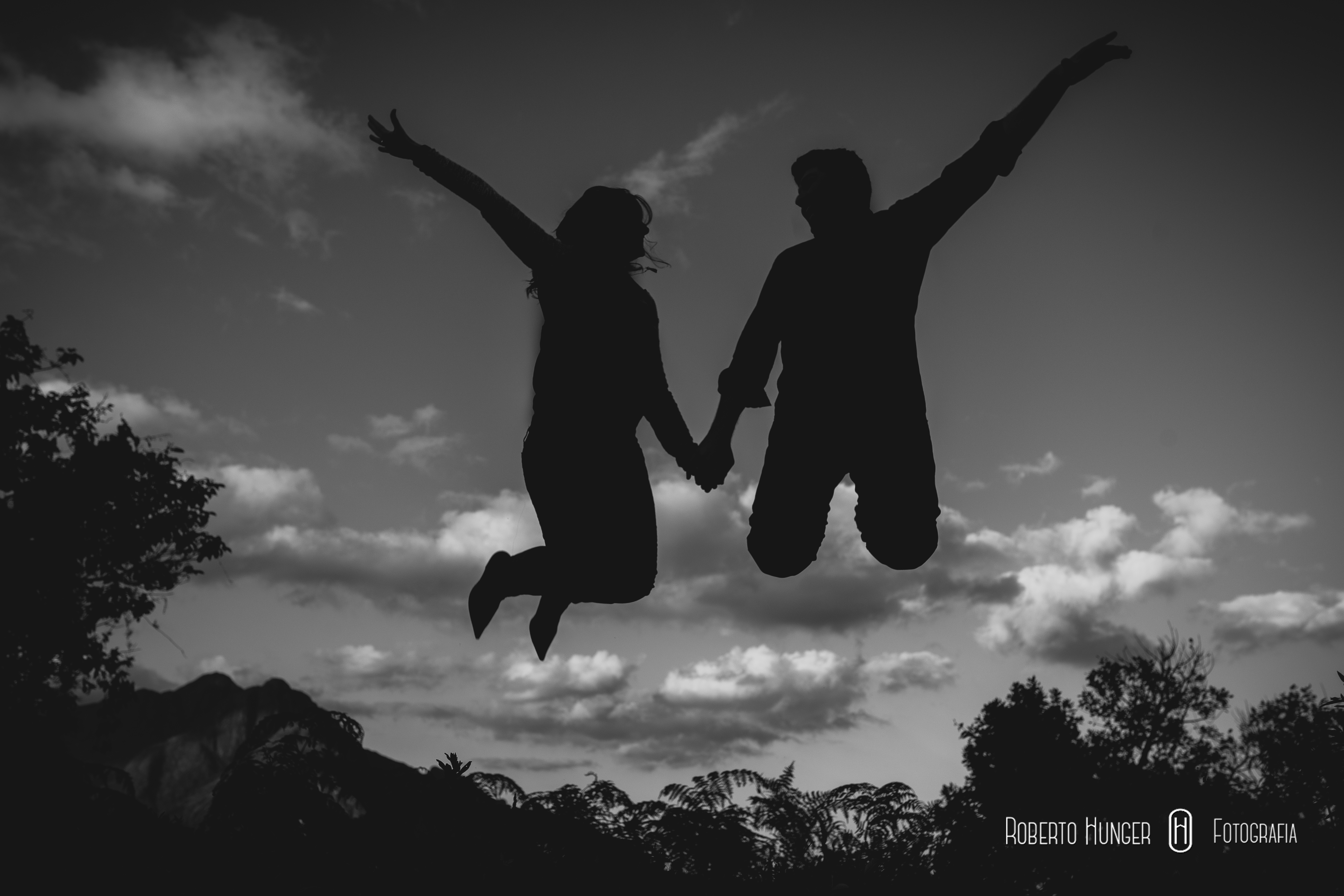 casal pulando em foto de ensaio