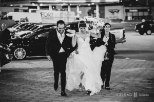 dudu vasconcellos com noiva correndo em direção ao casamento, villa 459 casamentos melhor foto, melhor foto de casamento de pouso alegre