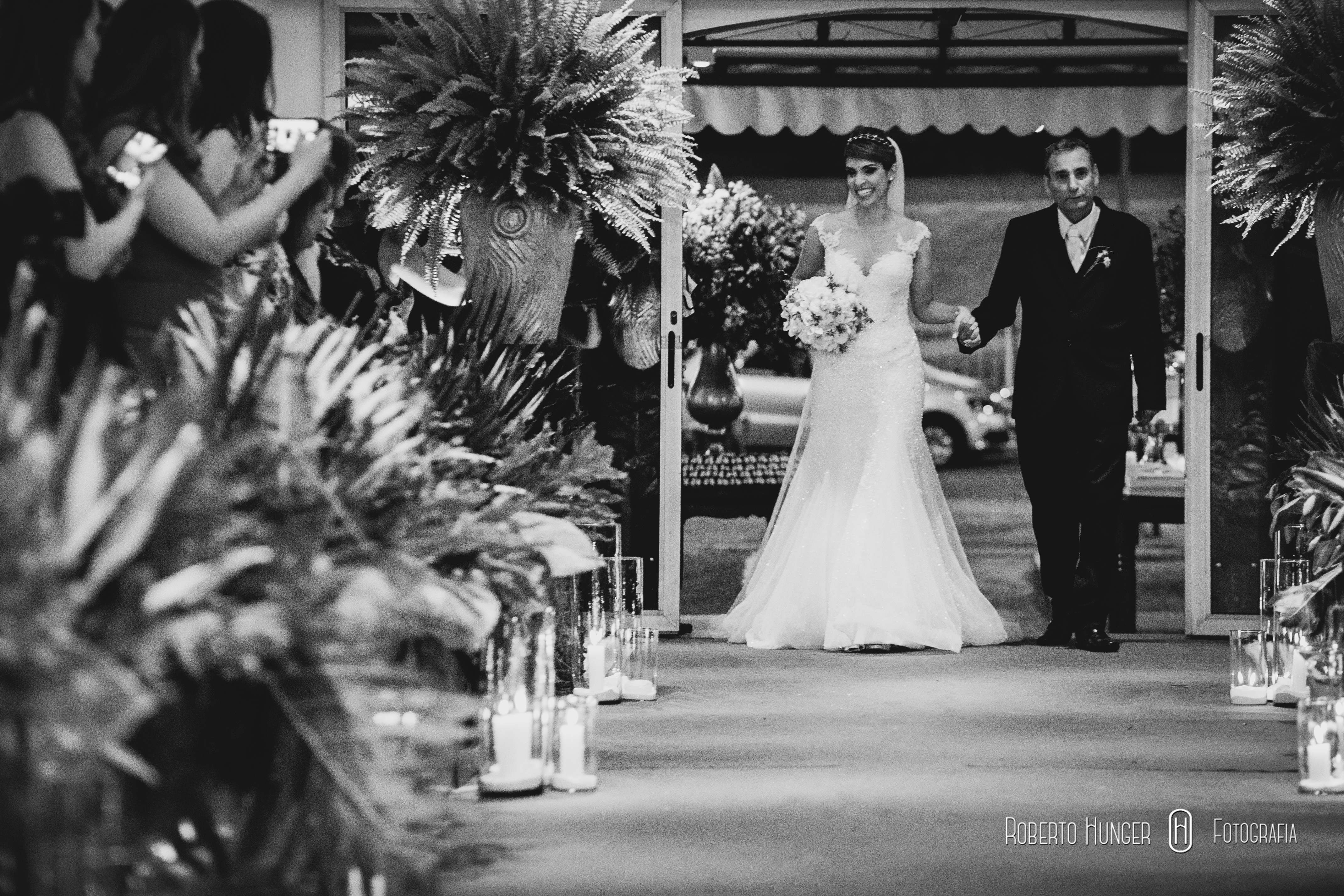 fotos do casamento de samuel e Kelly, realizado em Pouso Alegre no Villa 459, com os parceiros, Cabelo Matheus Pereira e Eliana, Fernando Nasser, Make Danila Torres, Vestido da noiva Miriane noivas, Preparação noivo: Atelier Rafael Garroni. (Rafael Garroni Alfaiataria), Buffet & Espaço: Buffet Villa 459, Decoração Dudu Vasconcelos; Bombons: Dona KA, Doces Finos Enjoy (Forminhas de doce.etc); Móveis - H2 Locações e Eventos, Iluminação - Roberto Flôres, Bolo - Ana Paula Abreu.