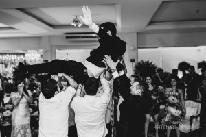 noivo sendo jogado, noivo sendo arremssado, padrinhos jogando noivo durante festa, foto divertidas de noivos