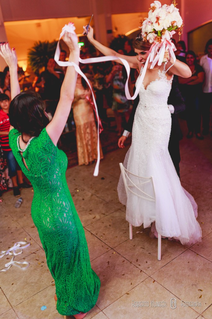 noiva cortando o laço do buquê, tradições de casamento, villa 459