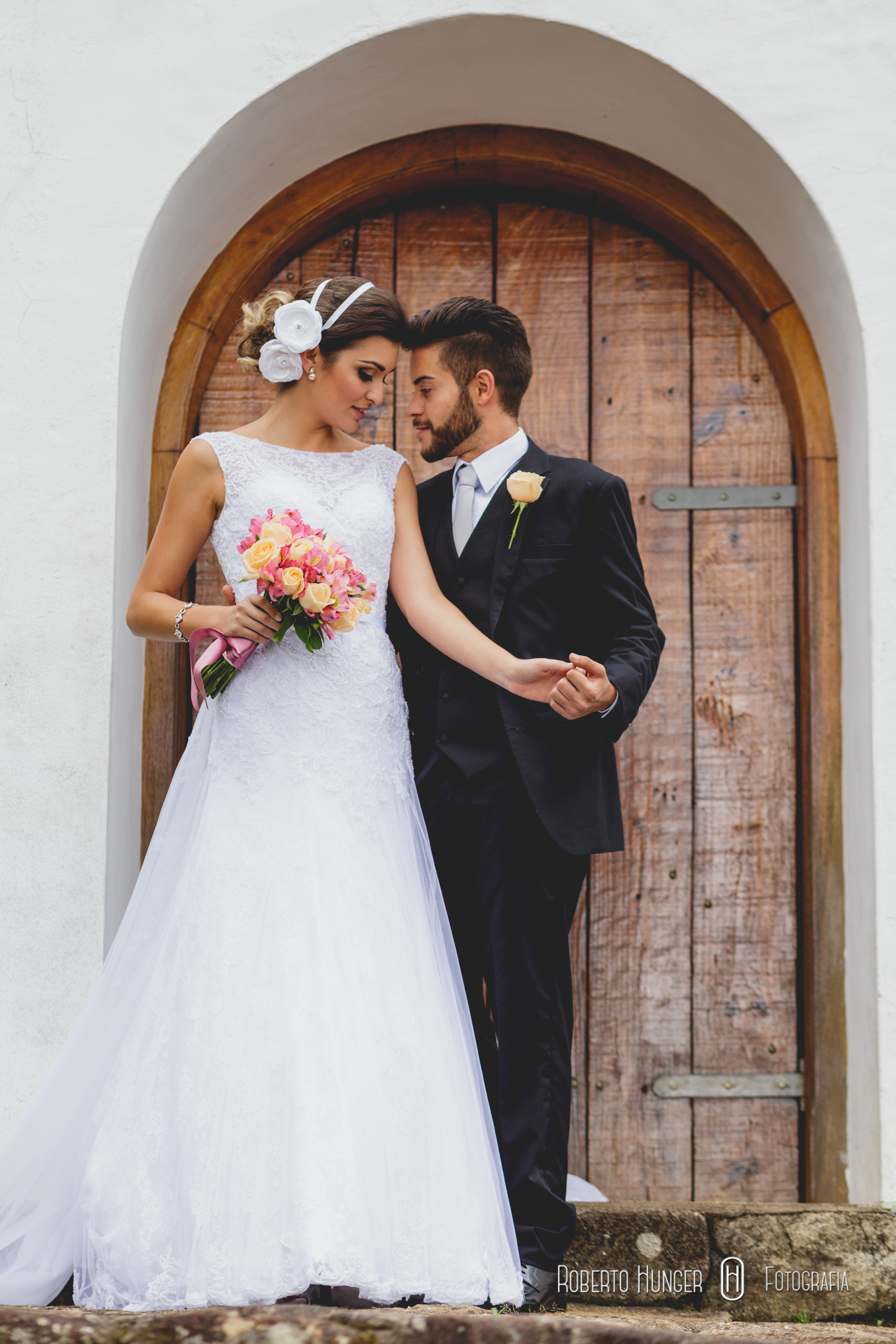 casal no hotel Meissner-Hof, casamentos em minas gerais, fotógrafo brasileiro minas gerais, noivos monte verde, onde casar minhas gerais, igrejas em montanhas, amor, felicidade dos noivos