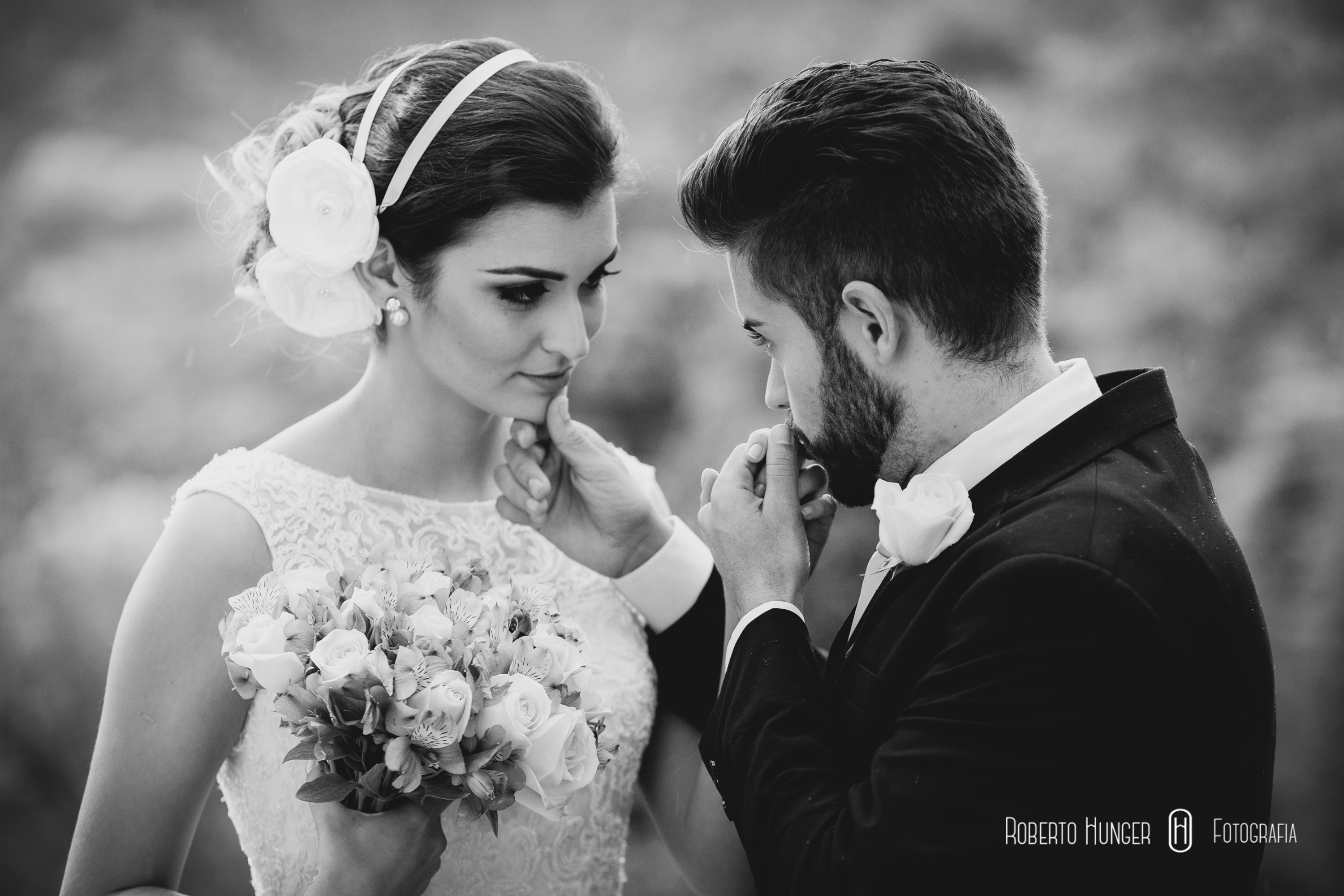 Roberto Hunger - Fotografia; TR Filmes (Totonho Rigotti); MAKE: Maquiagem: Eliana Muniz Franco da Bride's Day (Dia da Noiva) ; Cabelo: Mara Fortunato; Vestidos, ternos e acessórios - Exclusiva Noivas e Festas BUQUÊ: Menu Eventos (obrigado Saulo Ramon ) MODELOS: Ramon Carvalho e Bruna Almeida. Agradeço também ao Hotel e sua super recepção desde o começo, as imagens que publico aqui são fruto do esforço de todos os presentes no dia. Valeu Mariana Filippini Wolf.