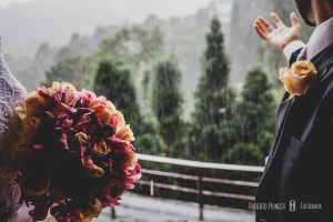 noivos se beijando, carinho noivos, fotógrafo de casamento em itajubá, casamentos varginha e alfenas, hoteis para casamento em minas gerais, onde casar em minas gerais, monte verde lua d emel, hoteis para lua de mel em monte ver, roberto hunger junior fotografia, roberto hunger, roberto hunger fotografia