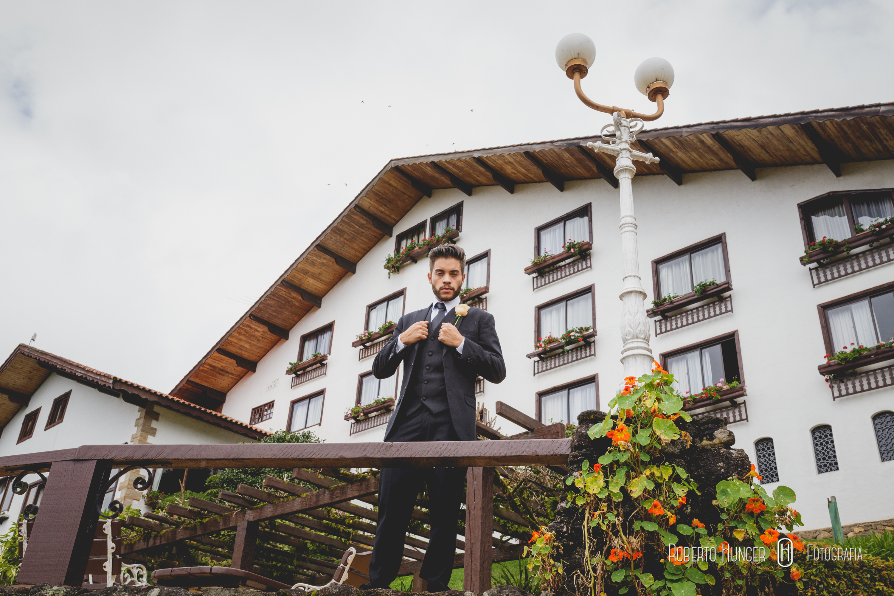 Roberto Hunger - Fotografia; TR Filmes (Totonho Rigotti); MAKE: Maquiagem: Eliana Muniz Franco da Bride's Day (Dia da Noiva) ; Cabelo: Mara Fortunato; Vestidos, ternos e acessórios - Exclusiva Noivas e Festas BUQUÊ: Menu Eventos (obrigado Saulo Ramon ) MODELOS: Ramon Carvalho e Bruna Almeida. Agradeço também ao Hotel e sua super recepção desde o começo, as imagens que publico aqui são fruto do esforço de todos os presentes no dia. Valeu Mariana Filippini Wolf.