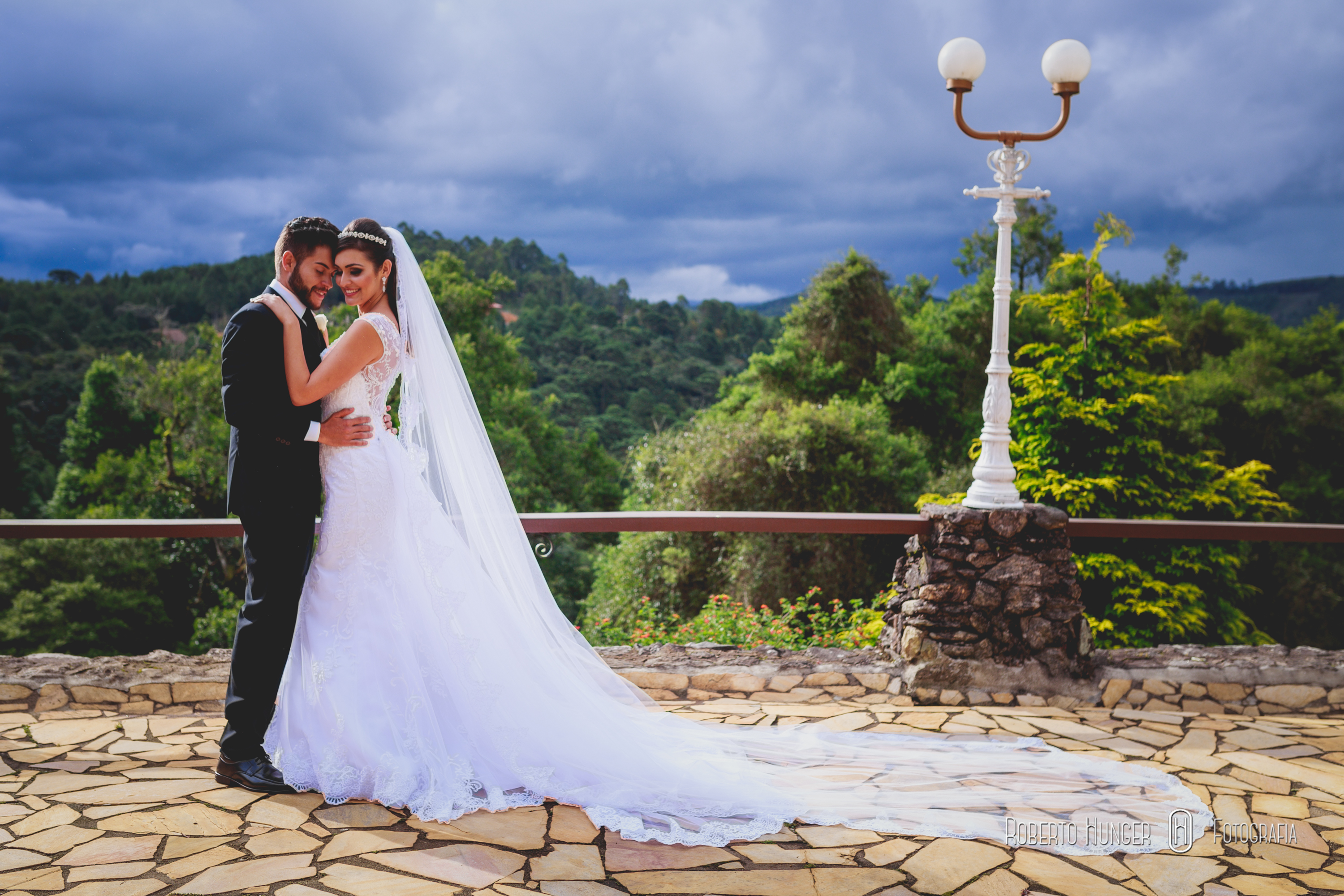 casal no hotel Meissner-Hof, casamentos em minas gerais, fotógrafo brasileiro minas gerais, noivos monte verde, onde casar minhas gerais, igrejas em montanhas, amor, felicidade dos noivos