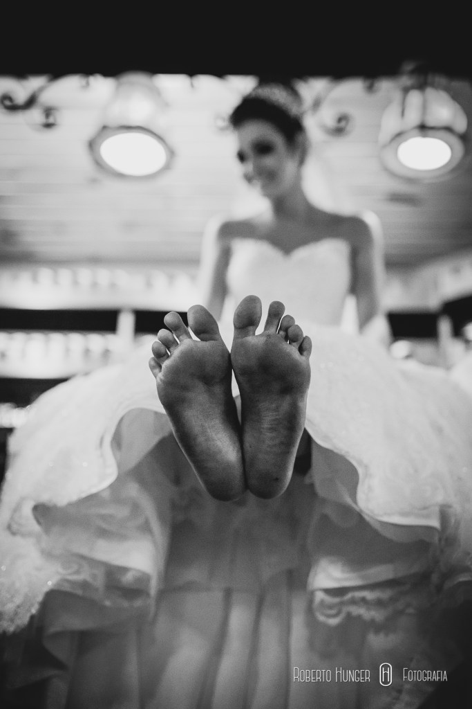 noiva de pés descalços, noiva feliz, noiva divertida, casamento alegre, casamento feliz em monte verde, onde casar monte verde, pousadas para casamento em gonçalves, roberto hunger fotografia, fotógrafo de pouso alegre, itajubá casamentos e fotos, site casamento em pouso alegre