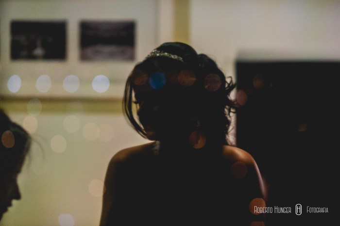 pai beijando a noiva na cerimônia, fotografo de casamento em itajubá, itajubá casamentos, melhor fotógrafo de casamentos, casamentos em itajubá fotos, profissionais de casamento em itajubá, onde casar em itajubá, fotos itajubá noivos, noiva em itajubá