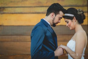 Agência de noivas :Bride's Day; Maquiagem: Eliana Muniz Franco, Cabelo: Mara Fortunato e Rafael Jesus; Terno, vestidos e acessórios: Exclusiva Noivas e Festas ( Camilla Marques );