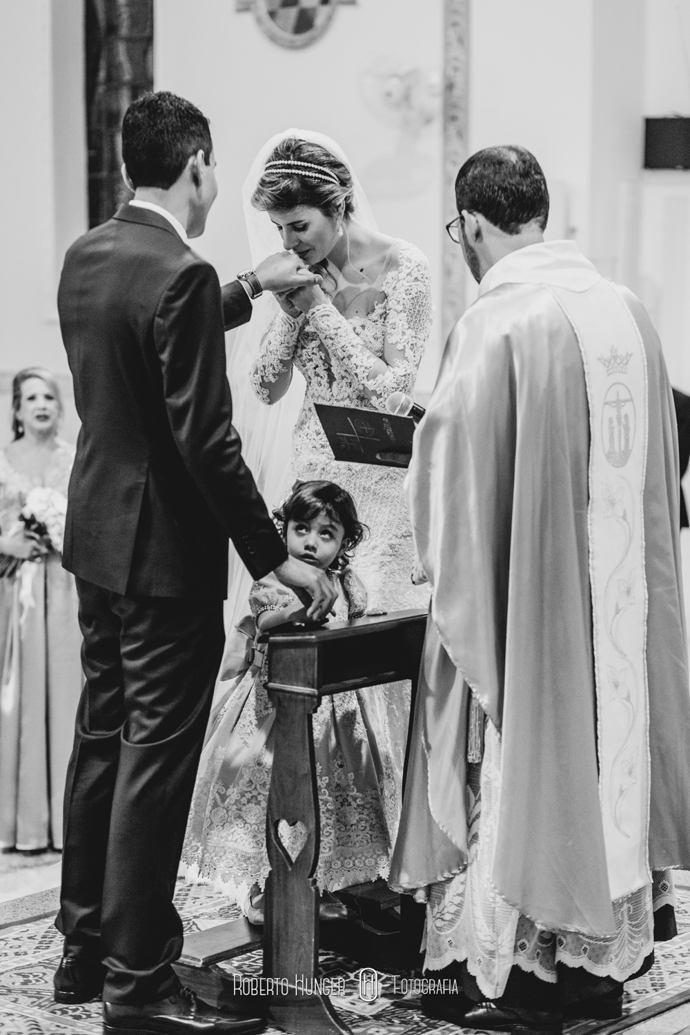 Gustavo, aqui novamente. Cerimonial: Fernando Henrique Ribeiro; Buffet: Amaral Eventos; Decoração: Aninha Rodrigo Decoradores Foto: Roberto Hunger Fotografia e equipe; Vídeo:Bem Casados; Cabelo e make: Fred Couto; Vestido: Giulliano Oliva; Doces: Néia Rodrigues Doces Gourmet; Bem casados: Maria Cristina Flor de Laranjeira; Músicos igreja: Alligare Eventos; Banda: Moqueca Groove; DJ: Luizinho PA Lite. Igreja: Paróquia Nossa Senhora do Carmo. Festa: Pousada Cambuhy @rodrigoaninhadecoradores , @robertohunger , @fernandohribeiro , @hellen_bianchi , @gustavo_uchoa , @pousadacambuhy , @coutofred , #monteverde , #cambui , #cambuimg , #itajubá , #itajuba , #pousoalegre , #alfenas , #noivas2017, #noivas2018 , #machado , #camanducaia , #casamentocampo , #bordadamata , #paraisopolis , #santaritadosapucai , #extremamg , #varginha