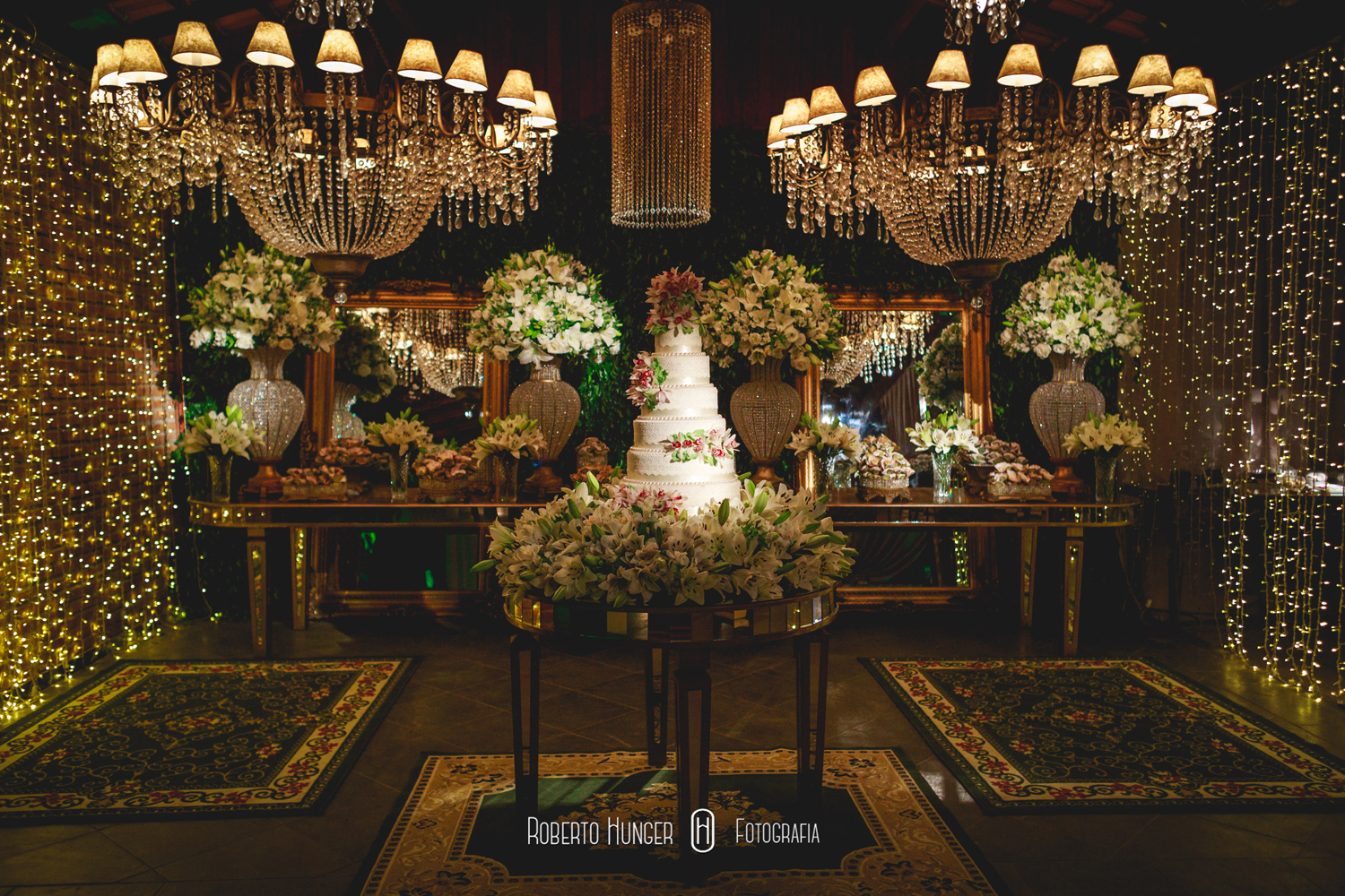 Gustavo, aqui novamente. Cerimonial: Fernando Henrique Ribeiro; Buffet: Amaral Eventos; Decoração: Aninha Rodrigo Decoradores Foto: Roberto Hunger Fotografia e equipe; Vídeo:Bem Casados; Cabelo e make: Fred Couto; Vestido: Giulliano Oliva; Doces: Néia Rodrigues Doces Gourmet; Bem casados: Maria Cristina Flor de Laranjeira; Músicos igreja: Alligare Eventos; Banda: Moqueca Groove; DJ: Luizinho PA Lite. Igreja: Paróquia Nossa Senhora do Carmo. Festa: Pousada Cambuhy @rodrigoaninhadecoradores , @robertohunger , @fernandohribeiro , @hellen_bianchi , @gustavo_uchoa , @pousadacambuhy , @coutofred , #monteverde , #cambui , #cambuimg , #itajubá , #itajuba , #pousoalegre , #alfenas , #noivas2017, #noivas2018 , #machado , #camanducaia , #casamentocampo , #bordadamata , #paraisopolis , #santaritadosapucai , #extremamg , #varginha