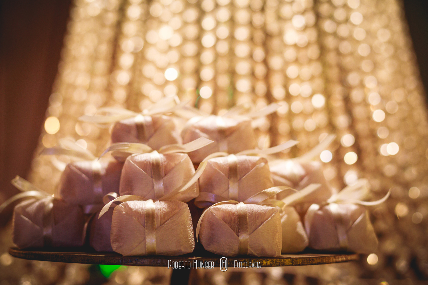 Gustavo, aqui novamente. Cerimonial: Fernando Henrique Ribeiro; Buffet: Amaral Eventos; Decoração: Aninha Rodrigo Decoradores Foto: Roberto Hunger Fotografia e equipe; Vídeo:Bem Casados; Cabelo e make: Fred Couto; Vestido: Giulliano Oliva; Doces: Néia Rodrigues Doces Gourmet; Bem casados: Maria Cristina Flor de Laranjeira; Músicos igreja: Alligare Eventos; Banda: Moqueca Groove; DJ: Luizinho PA Lite. Igreja: Paróquia Nossa Senhora do Carmo. Festa: Pousada Cambuhy @rodrigoaninhadecoradores , @robertohunger , @fernandohribeiro , @hellen_bianchi , @gustavo_uchoa , @pousadacambuhy , @coutofred , #monteverde , #cambui , #cambuimg , #itajubá , #itajuba , #pousoalegre , #alfenas , #noivas2017, #noivas2018 , #machado , #camanducaia , #casamentocampo , #bordadamata , #paraisopolis , #santaritadosapucai , #extremamg , #varginha