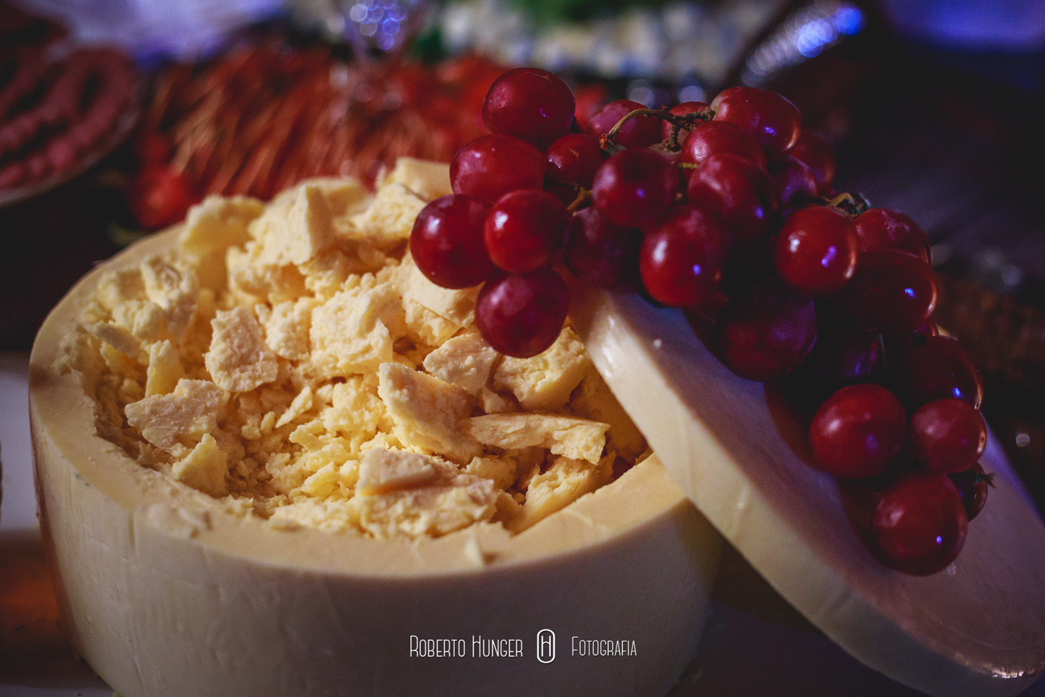 Gustavo, aqui novamente. Cerimonial: Fernando Henrique Ribeiro; Buffet: Amaral Eventos; Decoração: Aninha Rodrigo Decoradores Foto: Roberto Hunger Fotografia e equipe; Vídeo:Bem Casados; Cabelo e make: Fred Couto; Vestido: Giulliano Oliva; Doces: Néia Rodrigues Doces Gourmet; Bem casados: Maria Cristina Flor de Laranjeira; Músicos igreja: Alligare Eventos; Banda: Moqueca Groove; DJ: Luizinho PA Lite. Igreja: Paróquia Nossa Senhora do Carmo. Festa: Pousada Cambuhy @rodrigoaninhadecoradores , @robertohunger , @fernandohribeiro , @hellen_bianchi , @gustavo_uchoa , @pousadacambuhy , @coutofred , #monteverde , #cambui , #cambuimg , #itajubá , #itajuba , #pousoalegre , #alfenas , #noivas2017, #noivas2018 , #machado , #camanducaia , #casamentocampo , #bordadamata , #paraisopolis , #santaritadosapucai , #extremamg , #varginha