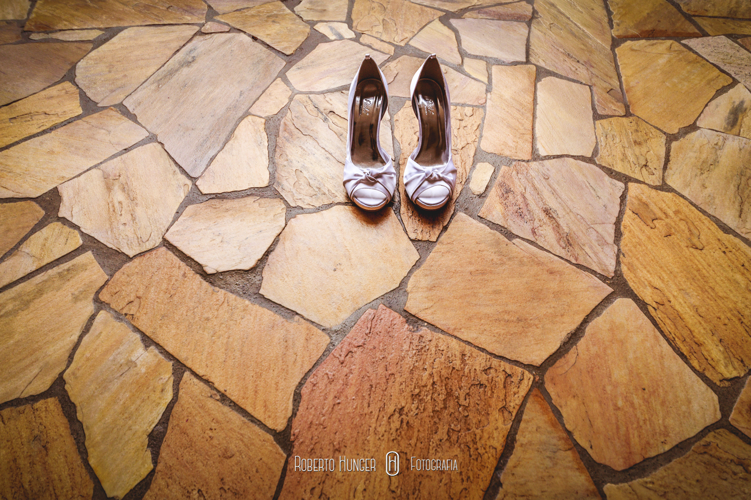 Gustavo, aqui novamente. Cerimonial: Fernando Henrique Ribeiro; Buffet: Amaral Eventos; Decoração: Aninha Rodrigo Decoradores Foto: Roberto Hunger Fotografia e equipe; Vídeo:Bem Casados; Cabelo e make: Fred Couto; Vestido: Giulliano Oliva; Doces: Néia Rodrigues Doces Gourmet; Bem casados: Maria Cristina Flor de Laranjeira; Músicos igreja: Alligare Eventos; Banda: Moqueca Groove; DJ: Luizinho PA Lite. Igreja: Paróquia Nossa Senhora do Carmo. Festa: Pousada Cambuhy @rodrigoaninhadecoradores , @robertohunger , @fernandohribeiro , @hellen_bianchi , @gustavo_uchoa , @pousadacambuhy , @coutofred , #monteverde , #cambui , #cambuimg , #itajubá , #itajuba , #pousoalegre , #alfenas , #noivas2017, #noivas2018 , #machado , #camanducaia , #casamentocampo , #bordadamata , #paraisopolis , #santaritadosapucai , #extremamg , #varginha