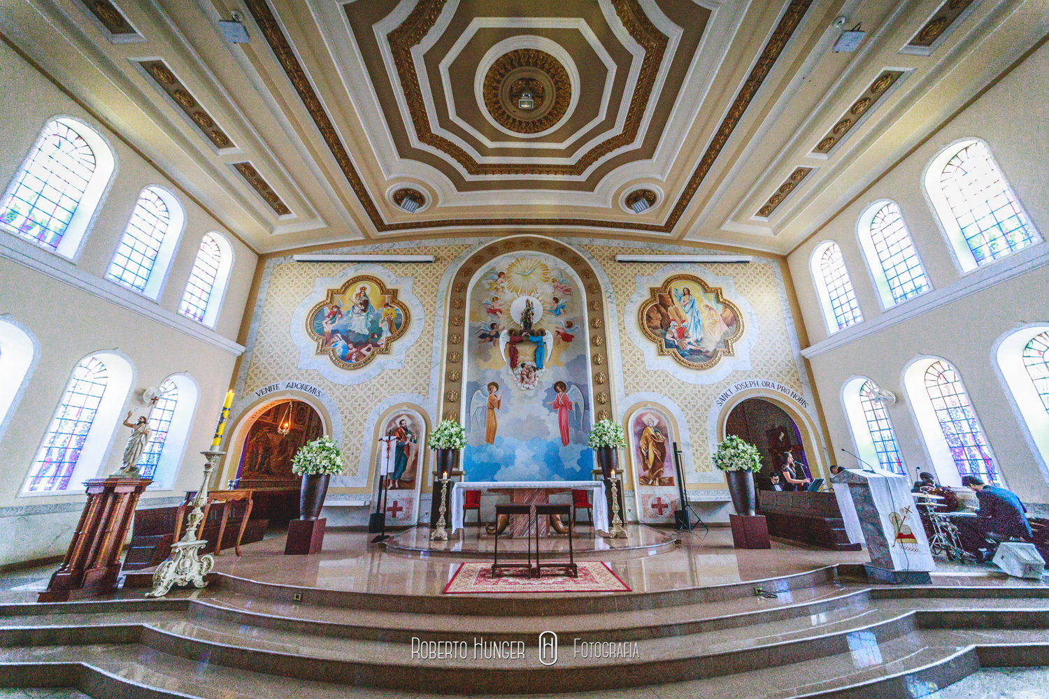 Gustavo, aqui novamente. Cerimonial: Fernando Henrique Ribeiro; Buffet: Amaral Eventos; Decoração: Aninha Rodrigo Decoradores Foto: Roberto Hunger Fotografia e equipe; Vídeo:Bem Casados; Cabelo e make: Fred Couto; Vestido: Giulliano Oliva; Doces: Néia Rodrigues Doces Gourmet; Bem casados: Maria Cristina Flor de Laranjeira; Músicos igreja: Alligare Eventos; Banda: Moqueca Groove; DJ: Luizinho PA Lite. Igreja: Paróquia Nossa Senhora do Carmo. Festa: Pousada Cambuhy @rodrigoaninhadecoradores , @robertohunger , @fernandohribeiro , @hellen_bianchi , @gustavo_uchoa , @pousadacambuhy , @coutofred , #monteverde , #cambui , #cambuimg , #itajubá , #itajuba , #pousoalegre , #alfenas , #noivas2017, #noivas2018 , #machado , #camanducaia , #casamentocampo , #bordadamata , #paraisopolis , #santaritadosapucai , #extremamg , #varginha