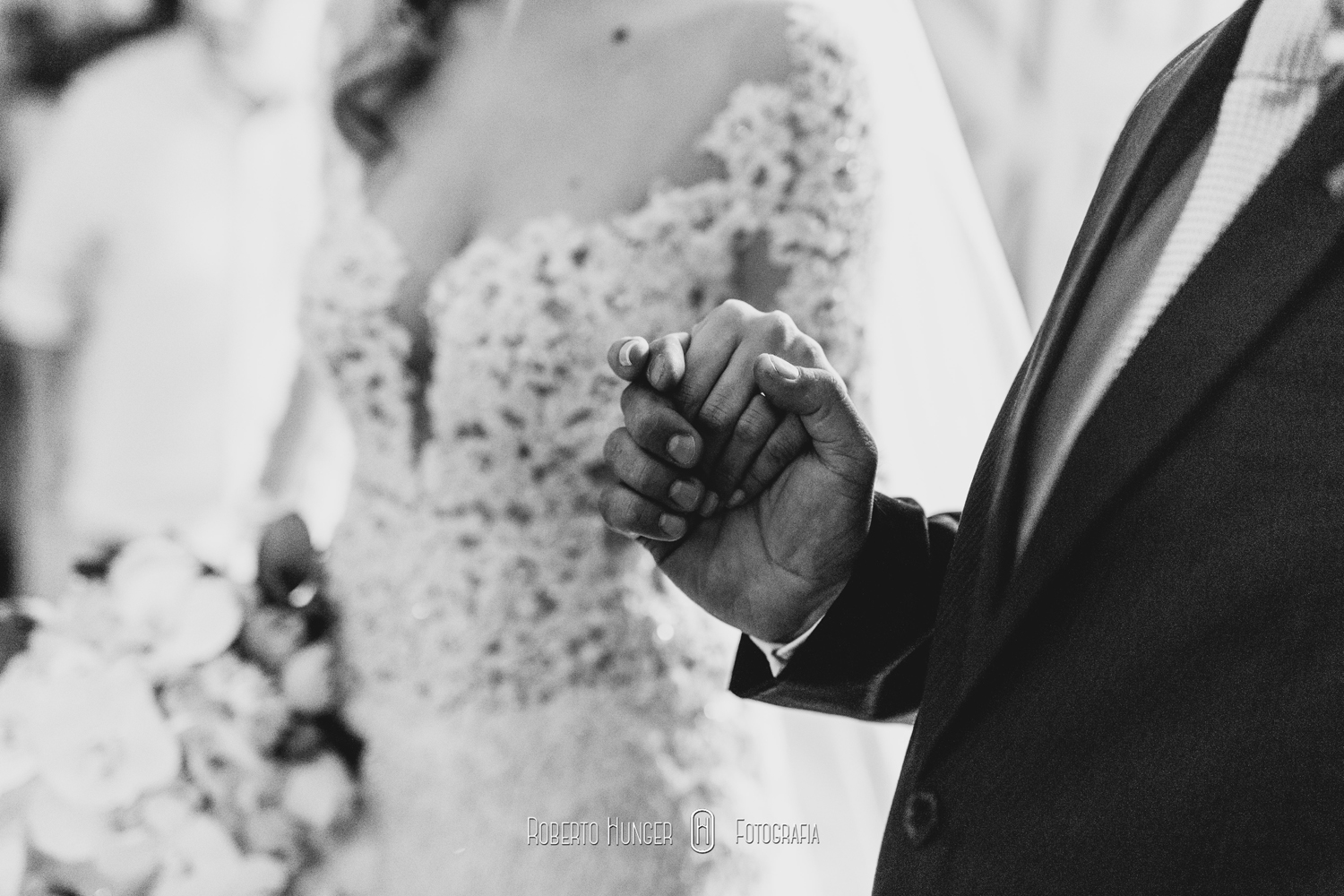 Gustavo, aqui novamente. Cerimonial: Fernando Henrique Ribeiro; Buffet: Amaral Eventos; Decoração: Aninha Rodrigo Decoradores Foto: Roberto Hunger Fotografia e equipe; Vídeo:Bem Casados; Cabelo e make: Fred Couto; Vestido: Giulliano Oliva; Doces: Néia Rodrigues Doces Gourmet; Bem casados: Maria Cristina Flor de Laranjeira; Músicos igreja: Alligare Eventos; Banda: Moqueca Groove; DJ: Luizinho PA Lite. Igreja: Paróquia Nossa Senhora do Carmo. Festa: Pousada Cambuhy @rodrigoaninhadecoradores , @robertohunger , @fernandohribeiro , @hellen_bianchi , @gustavo_uchoa , @pousadacambuhy , @coutofred , #monteverde , #cambui , #cambuimg , #itajubá , #itajuba , #pousoalegre , #alfenas , #noivas2017, #noivas2018 , #machado , #camanducaia , #casamentocampo , #bordadamata , #paraisopolis , #santaritadosapucai , #extremamg , #varginha