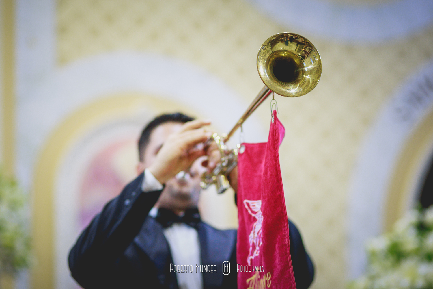 Gustavo, aqui novamente. Cerimonial: Fernando Henrique Ribeiro; Buffet: Amaral Eventos; Decoração: Aninha Rodrigo Decoradores Foto: Roberto Hunger Fotografia e equipe; Vídeo:Bem Casados; Cabelo e make: Fred Couto; Vestido: Giulliano Oliva; Doces: Néia Rodrigues Doces Gourmet; Bem casados: Maria Cristina Flor de Laranjeira; Músicos igreja: Alligare Eventos; Banda: Moqueca Groove; DJ: Luizinho PA Lite. Igreja: Paróquia Nossa Senhora do Carmo. Festa: Pousada Cambuhy @rodrigoaninhadecoradores , @robertohunger , @fernandohribeiro , @hellen_bianchi , @gustavo_uchoa , @pousadacambuhy , @coutofred , #monteverde , #cambui , #cambuimg , #itajubá , #itajuba , #pousoalegre , #alfenas , #noivas2017, #noivas2018 , #machado , #camanducaia , #casamentocampo , #bordadamata , #paraisopolis , #santaritadosapucai , #extremamg , #varginha