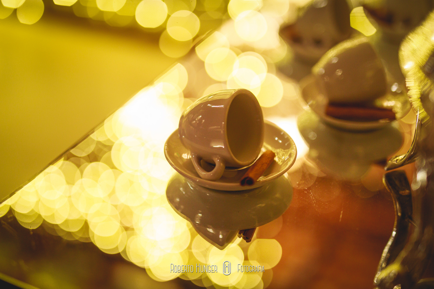 Gustavo, aqui novamente. Cerimonial: Fernando Henrique Ribeiro; Buffet: Amaral Eventos; Decoração: Aninha Rodrigo Decoradores Foto: Roberto Hunger Fotografia e equipe; Vídeo:Bem Casados; Cabelo e make: Fred Couto; Vestido: Giulliano Oliva; Doces: Néia Rodrigues Doces Gourmet; Bem casados: Maria Cristina Flor de Laranjeira; Músicos igreja: Alligare Eventos; Banda: Moqueca Groove; DJ: Luizinho PA Lite. Igreja: Paróquia Nossa Senhora do Carmo. Festa: Pousada Cambuhy @rodrigoaninhadecoradores , @robertohunger , @fernandohribeiro , @hellen_bianchi , @gustavo_uchoa , @pousadacambuhy , @coutofred , #monteverde , #cambui , #cambuimg , #itajubá , #itajuba , #pousoalegre , #alfenas , #noivas2017, #noivas2018 , #machado , #camanducaia , #casamentocampo , #bordadamata , #paraisopolis , #santaritadosapucai , #extremamg , #varginha