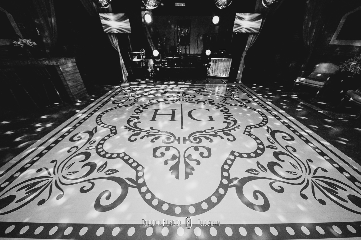 Gustavo, aqui novamente. Cerimonial: Fernando Henrique Ribeiro; Buffet: Amaral Eventos; Decoração: Aninha Rodrigo Decoradores Foto: Roberto Hunger Fotografia e equipe; Vídeo:Bem Casados; Cabelo e make: Fred Couto; Vestido: Giulliano Oliva; Doces: Néia Rodrigues Doces Gourmet; Bem casados: Maria Cristina Flor de Laranjeira; Músicos igreja: Alligare Eventos; Banda: Moqueca Groove; DJ: Luizinho PA Lite. Igreja: Paróquia Nossa Senhora do Carmo. Festa: Pousada Cambuhy @rodrigoaninhadecoradores , @robertohunger , @fernandohribeiro , @hellen_bianchi , @gustavo_uchoa , @pousadacambuhy , @coutofred , #monteverde , #cambui , #cambuimg , #itajubá , #itajuba , #pousoalegre , #alfenas , #noivas2017, #noivas2018 , #machado , #camanducaia , #casamentocampo , #bordadamata , #paraisopolis , #santaritadosapucai , #extremamg , #varginha