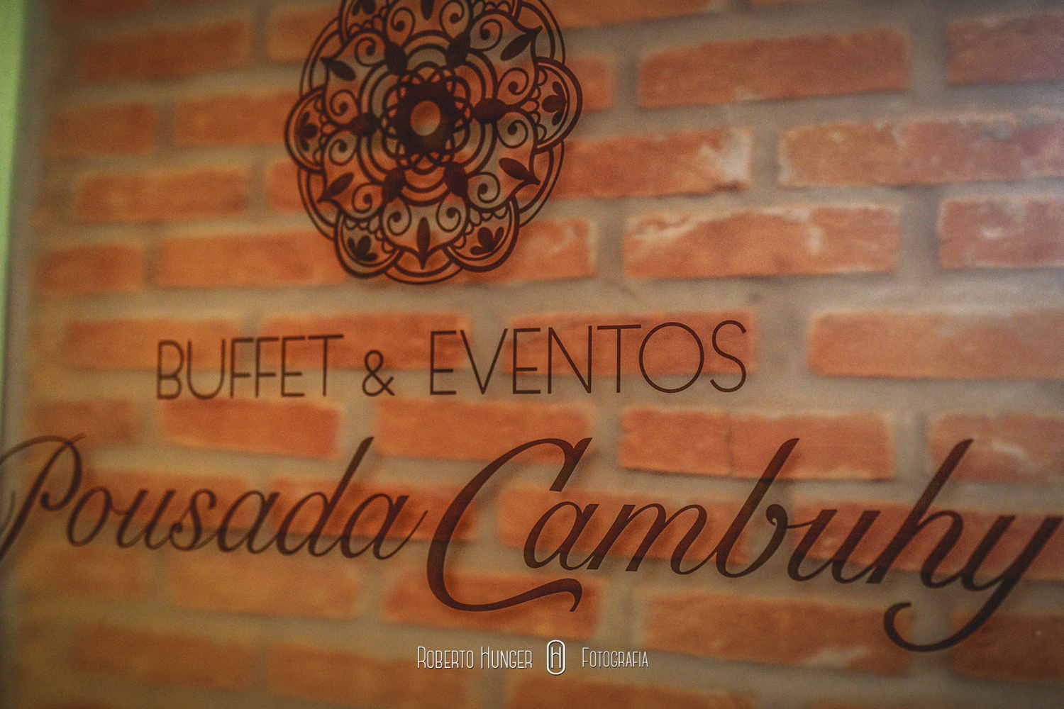 Gustavo, aqui novamente. Cerimonial: Fernando Henrique Ribeiro; Buffet: Amaral Eventos; Decoração: Aninha Rodrigo Decoradores Foto: Roberto Hunger Fotografia e equipe; Vídeo:Bem Casados; Cabelo e make: Fred Couto; Vestido: Giulliano Oliva; Doces: Néia Rodrigues Doces Gourmet; Bem casados: Maria Cristina Flor de Laranjeira; Músicos igreja: Alligare Eventos; Banda: Moqueca Groove; DJ: Luizinho PA Lite. Igreja: Paróquia Nossa Senhora do Carmo. Festa: Pousada Cambuhy @rodrigoaninhadecoradores , @robertohunger , @fernandohribeiro , @hellen_bianchi , @gustavo_uchoa , @pousadacambuhy , @coutofred , #monteverde , #cambui , #cambuimg , #itajubá , #itajuba , #pousoalegre , #alfenas , #noivas2017, #noivas2018 , #machado , #camanducaia , #casamentocampo , #bordadamata , #paraisopolis , #santaritadosapucai , #extremamg , #varginha