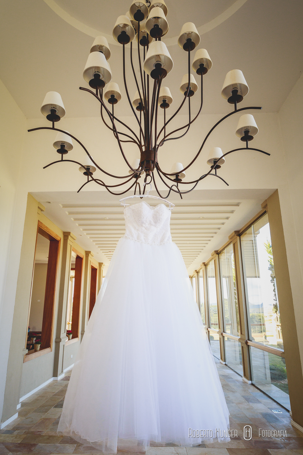 Algumas imagens do Editorial de Noivas no Serras Altas Residencial (Poços de Caldas) Imagens: Roberto Hunger Fotografia e Produtora Play Filmes; make e cabelo: Eliana Muniz makeup, Mara Fortunato e Denise Baião; Vestidos: Ateliê Roberta Coelho; Buquês: Luiz Machioni; Ternos: Casa Naves; Modelos: Mariana Migloranzi e Lucas Amaral; Acesse meu site para contato: https://robertohungerfotografia.com/ zap: 35 984444635. @elianamunizmakeup, @playfilmes_yoshi, @luizmachionidecor, @marafortunato23 , @atelierobertacoelho, @robertohunger , @denisebaiao , @serrasaltasresidencial, @robertaapcoelho, #pousoalegre , #alfenas , #noivas2018 , #machado , #camanducaia , #casamentocampo , #bordadamata , #paraisopolis , #santaritadosapucai , #extremamg , #varginha, #santaritadosapucaí, #bordadamata, #brasopolis, #monteverde , #camanducaia, #poçosdecaldas , #caldas , #taubaté , #monteverde , #itajubá , #cambui , #cambuimg , #poçosdecaldas