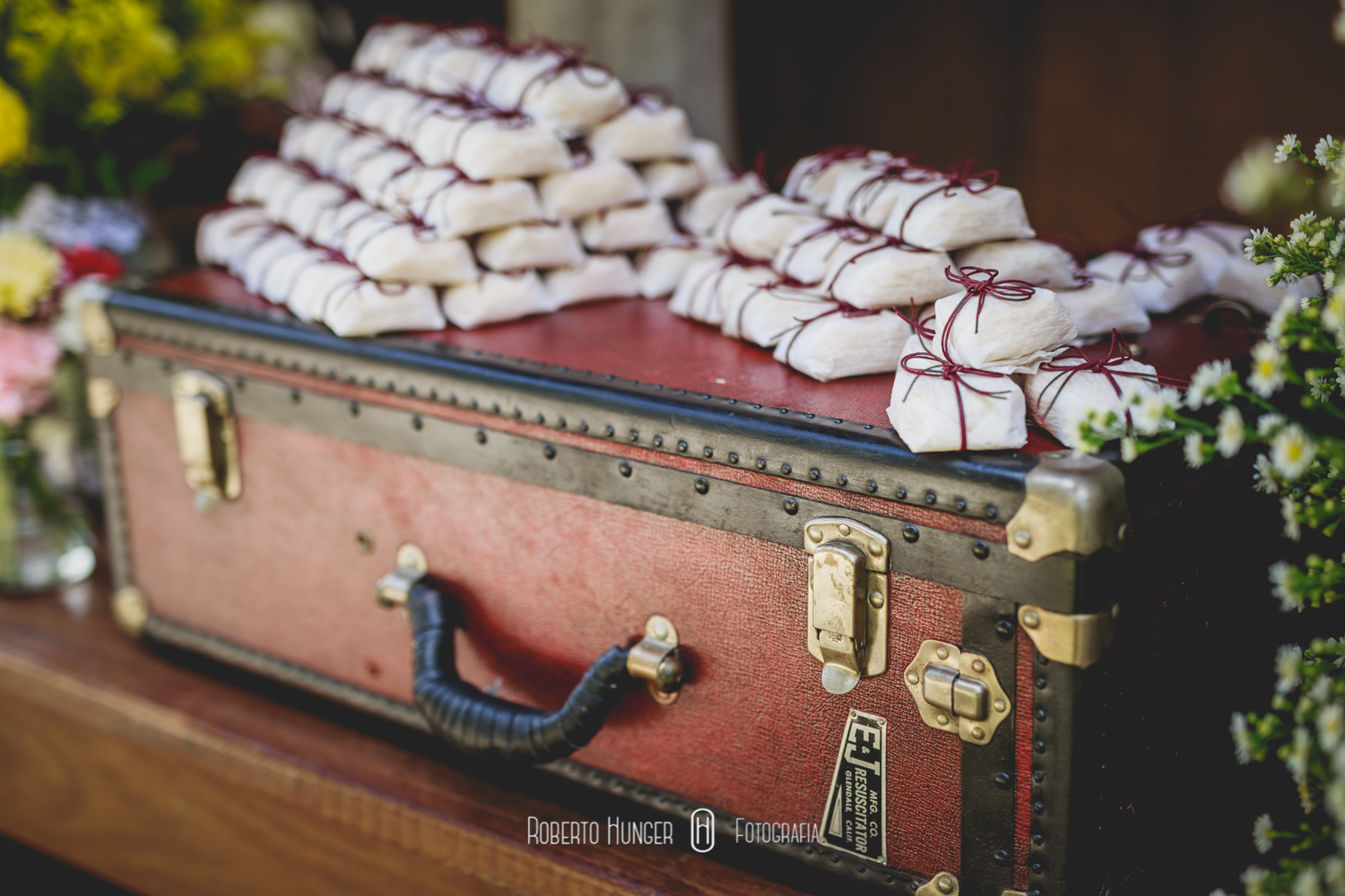 Roberto Hunger Junior; Estética Jéssica Pereira; make jéssica pereira, Tati Bueno cabelo; Vestido Atelier Rafael Garroni; Atelier Rafael Garroni; Decoração Cabana Hall Eventos; Cerimonial Cabana Hall, João Carlos Castro; Bufê Autieri Borin; Doces Kênia Vasconcelos; Bem casados Ana Cristina Bem Casados, Dj Junior Pee, Filmagem: 2B filmes