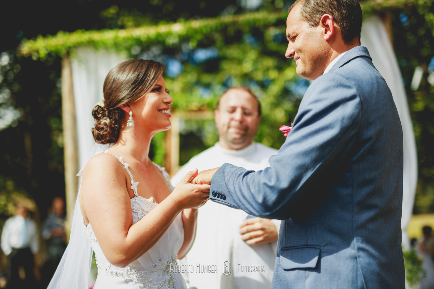 Roberto Hunger Junior; Estética Jéssica Pereira; make jéssica pereira, Tati Bueno cabelo; Vestido Atelier Rafael Garroni; Atelier Rafael Garroni; Decoração Cabana Hall Eventos; Cerimonial Cabana Hall, João Carlos Castro; Bufê Autieri Borin; Doces Kênia Vasconcelos; Bem casados Ana Cristina Bem Casados, Dj Junior Pee, Filmagem: 2B filmes