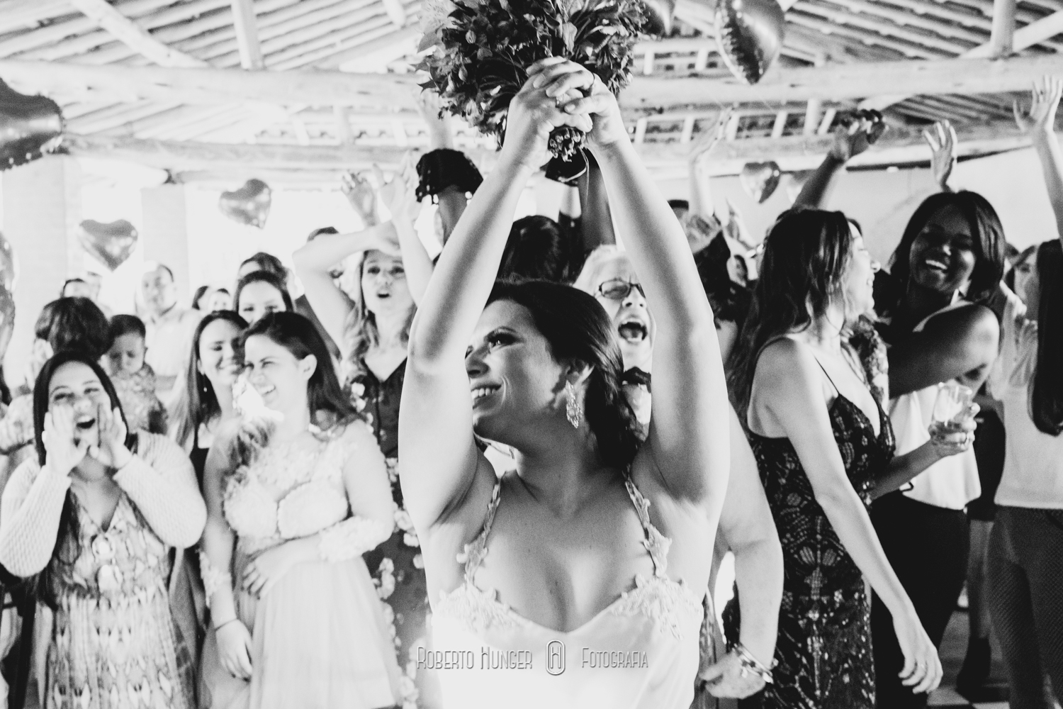 Roberto Hunger Junior; Estética Jéssica Pereira; make jéssica pereira, Tati Bueno cabelo; Vestido Atelier Rafael Garroni; Atelier Rafael Garroni; Decoração Cabana Hall Eventos; Cerimonial Cabana Hall, João Carlos Castro; Bufê Autieri Borin; Doces Kênia Vasconcelos; Bem casados Ana Cristina Bem Casados, Dj Junior Pee, Filmagem: 2B filmes