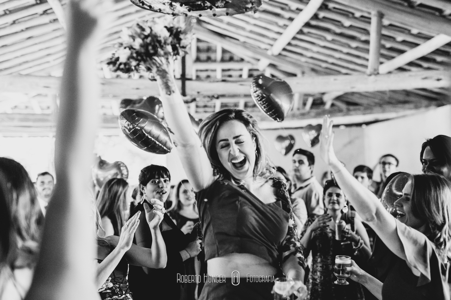 Roberto Hunger Junior; Estética Jéssica Pereira; make jéssica pereira, Tati Bueno cabelo; Vestido Atelier Rafael Garroni; Atelier Rafael Garroni; Decoração Cabana Hall Eventos; Cerimonial Cabana Hall, João Carlos Castro; Bufê Autieri Borin; Doces Kênia Vasconcelos; Bem casados Ana Cristina Bem Casados, Dj Junior Pee, Filmagem: 2B filmes