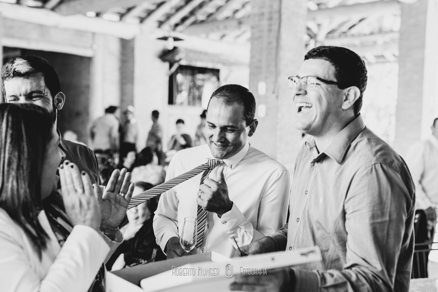 Roberto Hunger Junior; Estética Jéssica Pereira; make jéssica pereira, Tati Bueno cabelo; Vestido Atelier Rafael Garroni; Atelier Rafael Garroni; Decoração Cabana Hall Eventos; Cerimonial Cabana Hall, João Carlos Castro; Bufê Autieri Borin; Doces Kênia Vasconcelos; Bem casados Ana Cristina Bem Casados, Dj Junior Pee, Filmagem: 2B filmes