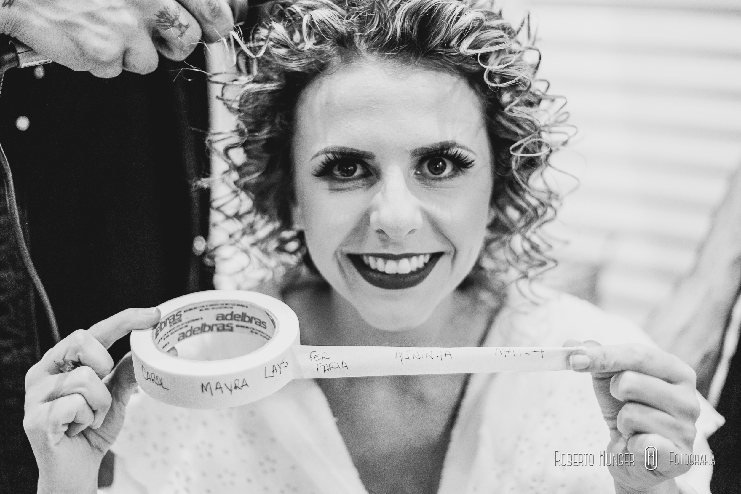 Equipe de Cerimonial - AnasCerimonial Fotografia - Roberto Hunger Fotografia e equipe; Acessórios (Brinco) - Bellamade Cabelo e make-up - Villa Venuta | Rafael Jesus Músicos da cerimônia - Madrigal Doces, bolo cenográfico e bem casado - Katia Negrelli Banda - Carta e seus Curingas Bartenders - Ueslei Drinks - BarShow Sertanejo - Tom e Vinicius Caligrafia dos convites - Imaculada Alonso Recepção - Clube Itajubense Buffet - D'Elisa Buffet e Rosticceria Decoração - Menu Decor | Saulo Ramon Gentil, Emerson Baixinho