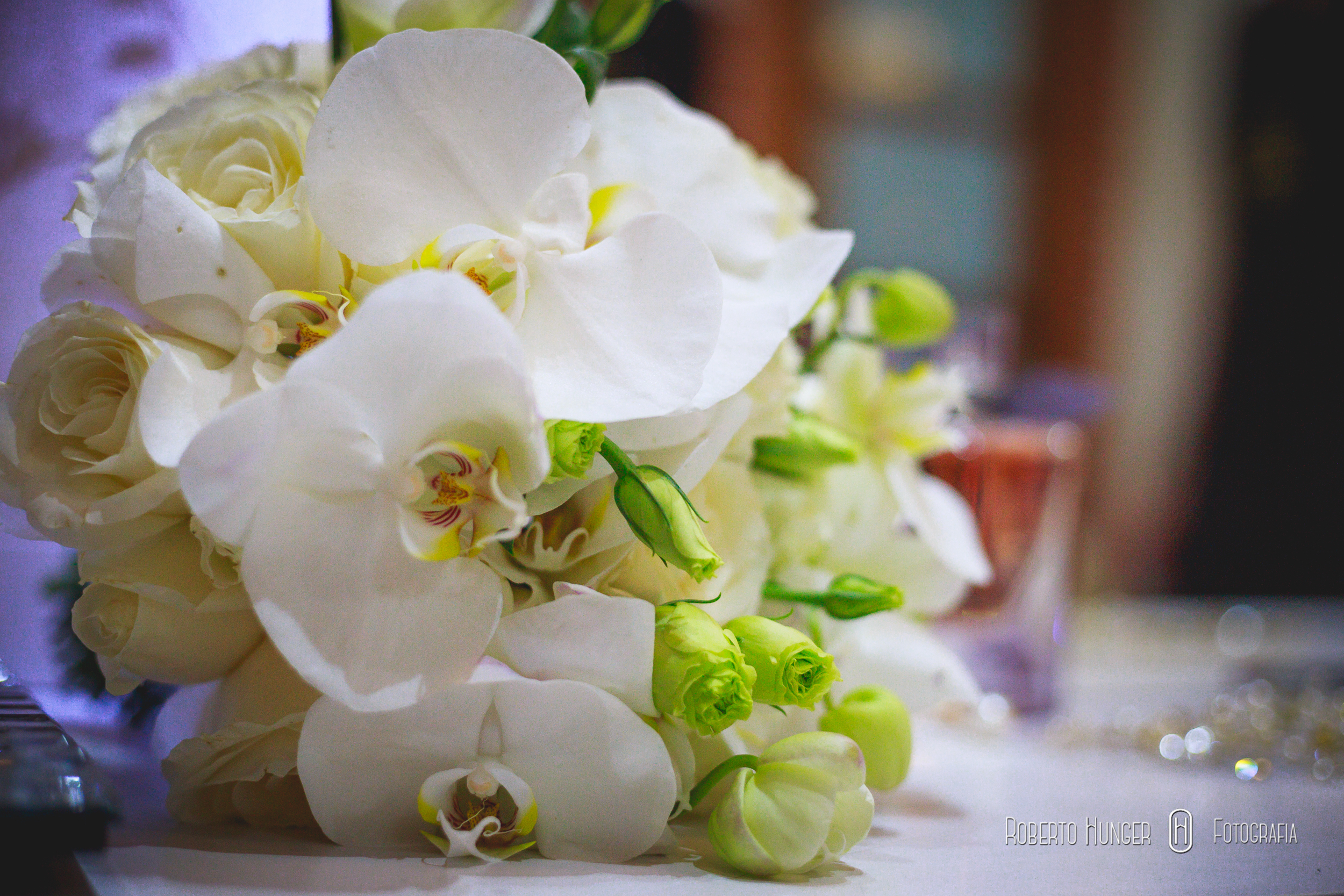 Equipe de Cerimonial - AnasCerimonial Fotografia - Roberto Hunger Fotografia e equipe; Acessórios (Brinco) - Bellamade Cabelo e make-up - Villa Venuta | Rafael Jesus Músicos da cerimônia - Madrigal Doces, bolo cenográfico e bem casado - Katia Negrelli Banda - Carta e seus Curingas Bartenders - Ueslei Drinks - BarShow Sertanejo - Tom e Vinicius Caligrafia dos convites - Imaculada Alonso Recepção - Clube Itajubense Buffet - D'Elisa Buffet e Rosticceria Decoração - Menu Decor | Saulo Ramon Gentil, Emerson Baixinho