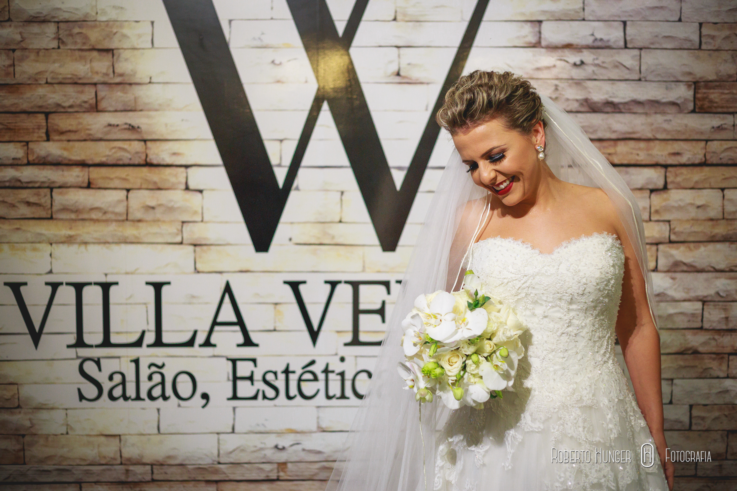 Equipe de Cerimonial - AnasCerimonial Fotografia - Roberto Hunger Fotografia e equipe; Acessórios (Brinco) - Bellamade Cabelo e make-up - Villa Venuta | Rafael Jesus Músicos da cerimônia - Madrigal Doces, bolo cenográfico e bem casado - Katia Negrelli Banda - Carta e seus Curingas Bartenders - Ueslei Drinks - BarShow Sertanejo - Tom e Vinicius Caligrafia dos convites - Imaculada Alonso Recepção - Clube Itajubense Buffet - D'Elisa Buffet e Rosticceria Decoração - Menu Decor | Saulo Ramon Gentil, Emerson Baixinho