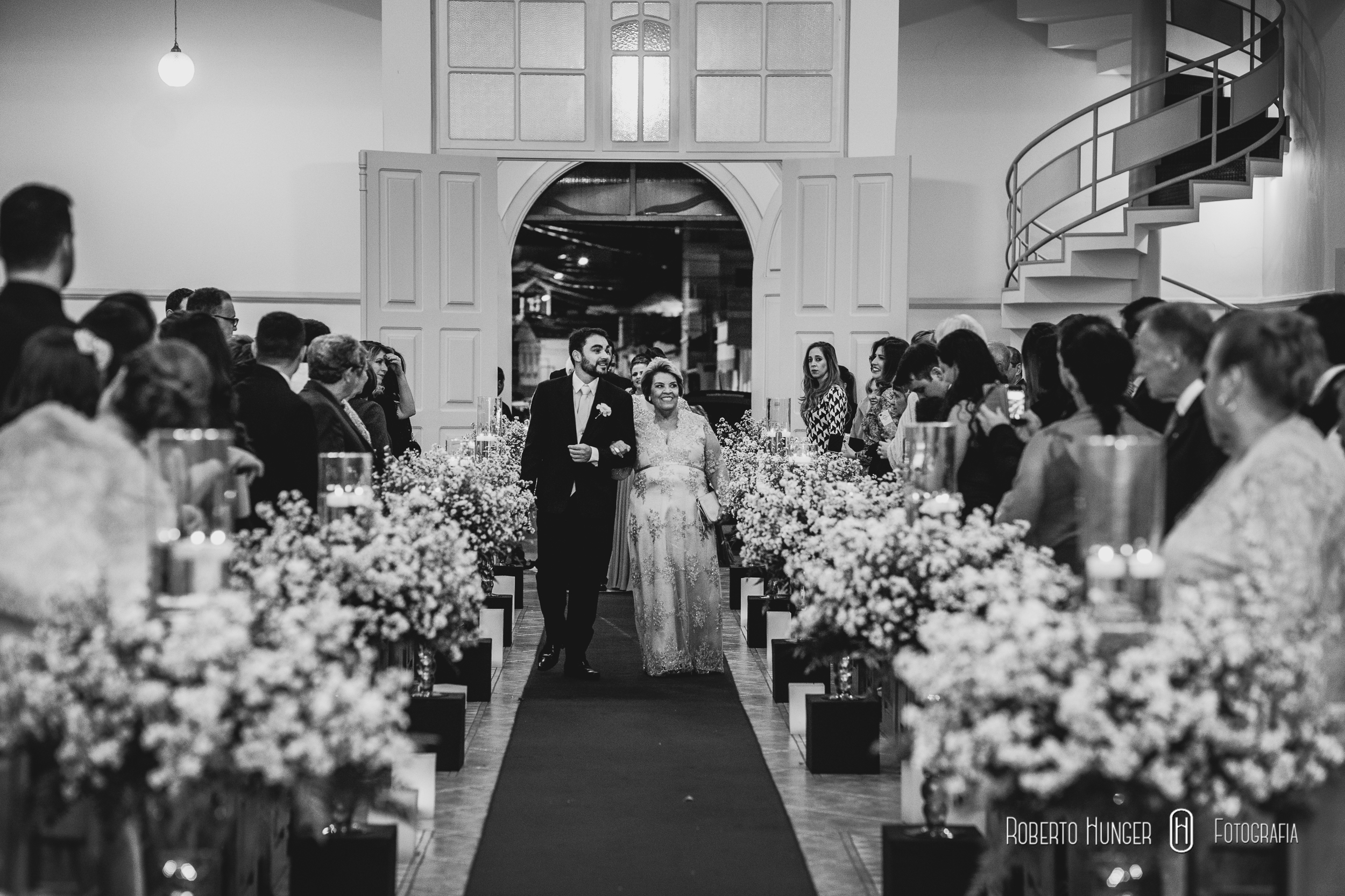 Equipe de Cerimonial - AnasCerimonial Fotografia - Roberto Hunger Fotografia e equipe; Acessórios (Brinco) - Bellamade Cabelo e make-up - Villa Venuta | Rafael Jesus Músicos da cerimônia - Madrigal Doces, bolo cenográfico e bem casado - Katia Negrelli Banda - Carta e seus Curingas Bartenders - Ueslei Drinks - BarShow Sertanejo - Tom e Vinicius Caligrafia dos convites - Imaculada Alonso Recepção - Clube Itajubense Buffet - D'Elisa Buffet e Rosticceria Decoração - Menu Decor | Saulo Ramon Gentil, Emerson Baixinho