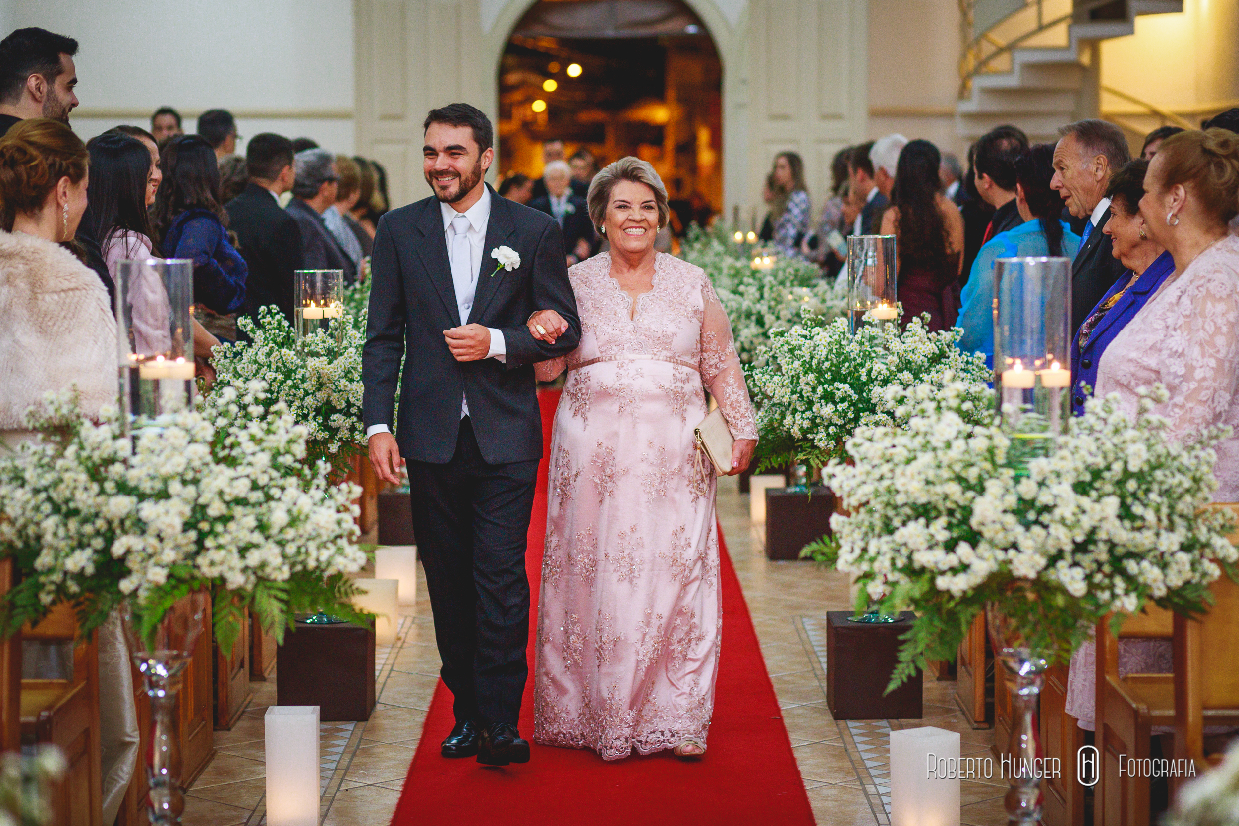 Equipe de Cerimonial - AnasCerimonial Fotografia - Roberto Hunger Fotografia e equipe; Acessórios (Brinco) - Bellamade Cabelo e make-up - Villa Venuta | Rafael Jesus Músicos da cerimônia - Madrigal Doces, bolo cenográfico e bem casado - Katia Negrelli Banda - Carta e seus Curingas Bartenders - Ueslei Drinks - BarShow Sertanejo - Tom e Vinicius Caligrafia dos convites - Imaculada Alonso Recepção - Clube Itajubense Buffet - D'Elisa Buffet e Rosticceria Decoração - Menu Decor | Saulo Ramon Gentil, Emerson Baixinho
