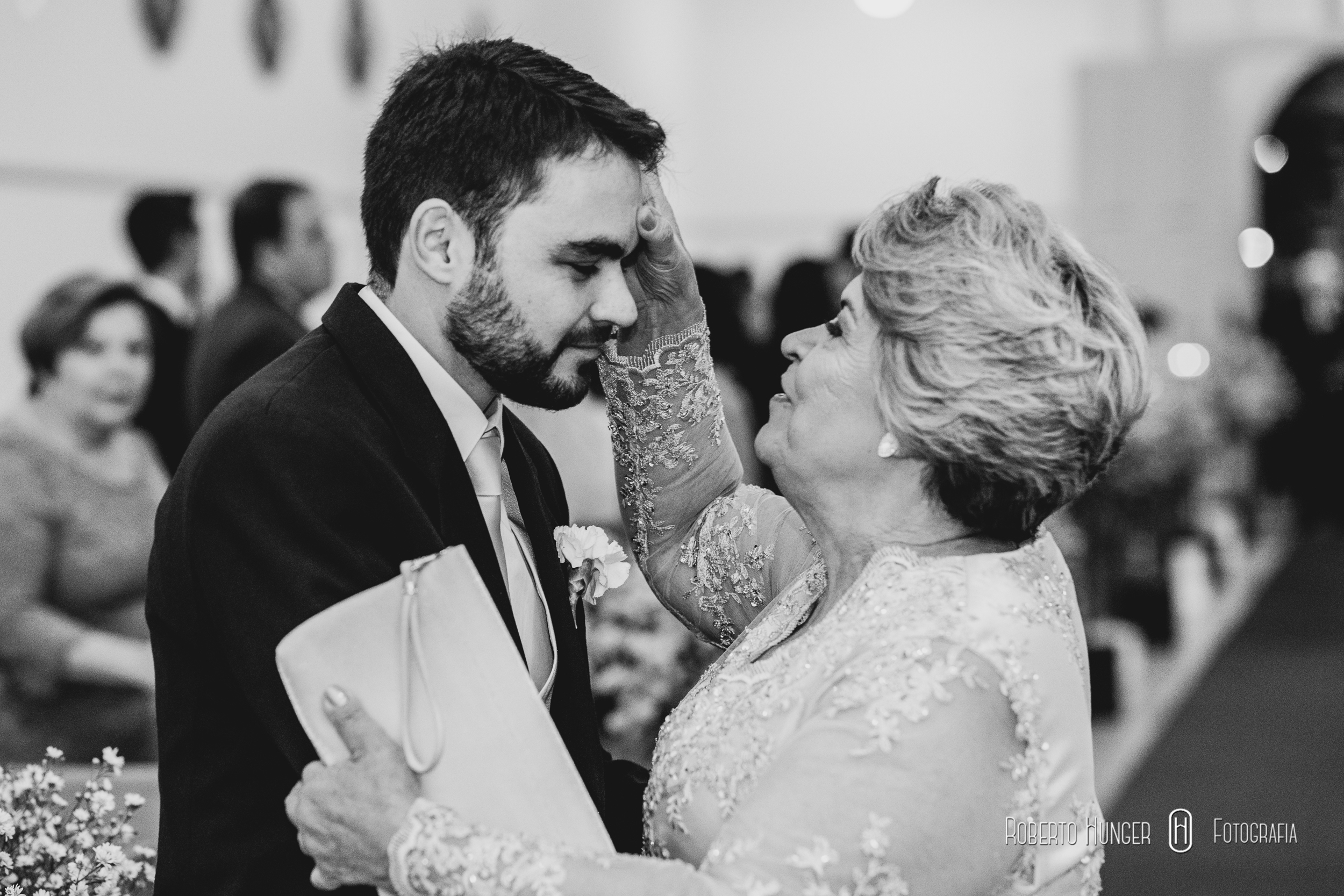 Equipe de Cerimonial - AnasCerimonial Fotografia - Roberto Hunger Fotografia e equipe; Acessórios (Brinco) - Bellamade Cabelo e make-up - Villa Venuta | Rafael Jesus Músicos da cerimônia - Madrigal Doces, bolo cenográfico e bem casado - Katia Negrelli Banda - Carta e seus Curingas Bartenders - Ueslei Drinks - BarShow Sertanejo - Tom e Vinicius Caligrafia dos convites - Imaculada Alonso Recepção - Clube Itajubense Buffet - D'Elisa Buffet e Rosticceria Decoração - Menu Decor | Saulo Ramon Gentil, Emerson Baixinho