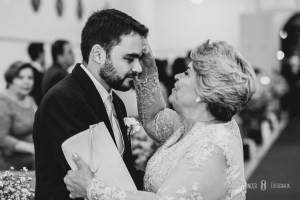 Equipe de Cerimonial - AnasCerimonial Fotografia - Roberto Hunger Fotografia e equipe; Acessórios (Brinco) - Bellamade Cabelo e make-up - Villa Venuta | Rafael Jesus Músicos da cerimônia - Madrigal Doces, bolo cenográfico e bem casado - Katia Negrelli Banda - Carta e seus Curingas Bartenders - Ueslei Drinks - BarShow Sertanejo - Tom e Vinicius Caligrafia dos convites - Imaculada Alonso Recepção - Clube Itajubense Buffet - D'Elisa Buffet e Rosticceria Decoração - Menu Decor | Saulo Ramon Gentil, Emerson Baixinho